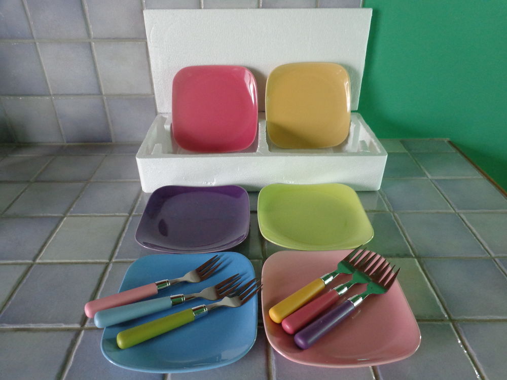 Service a gateaux pour 6 personnes coloris pastels. Cuisine