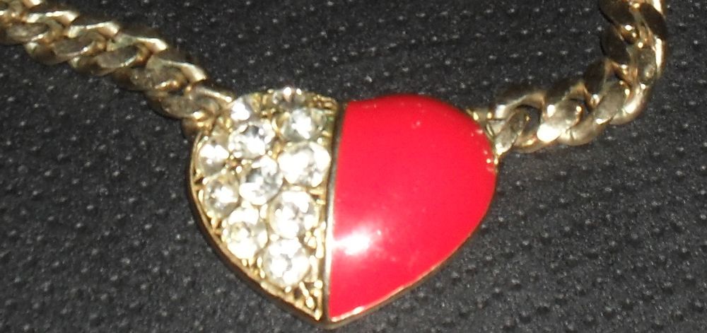 Collier dor&eacute; en maillon &eacute;pais avec un c?ur bicolore. Bijoux et montres