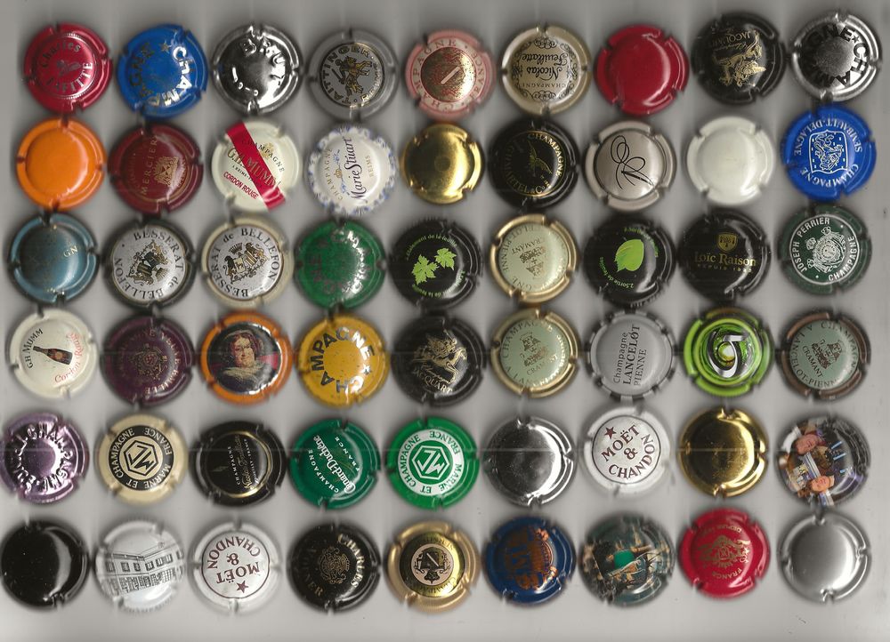 Lot de 80 capsules de champagnes differents 