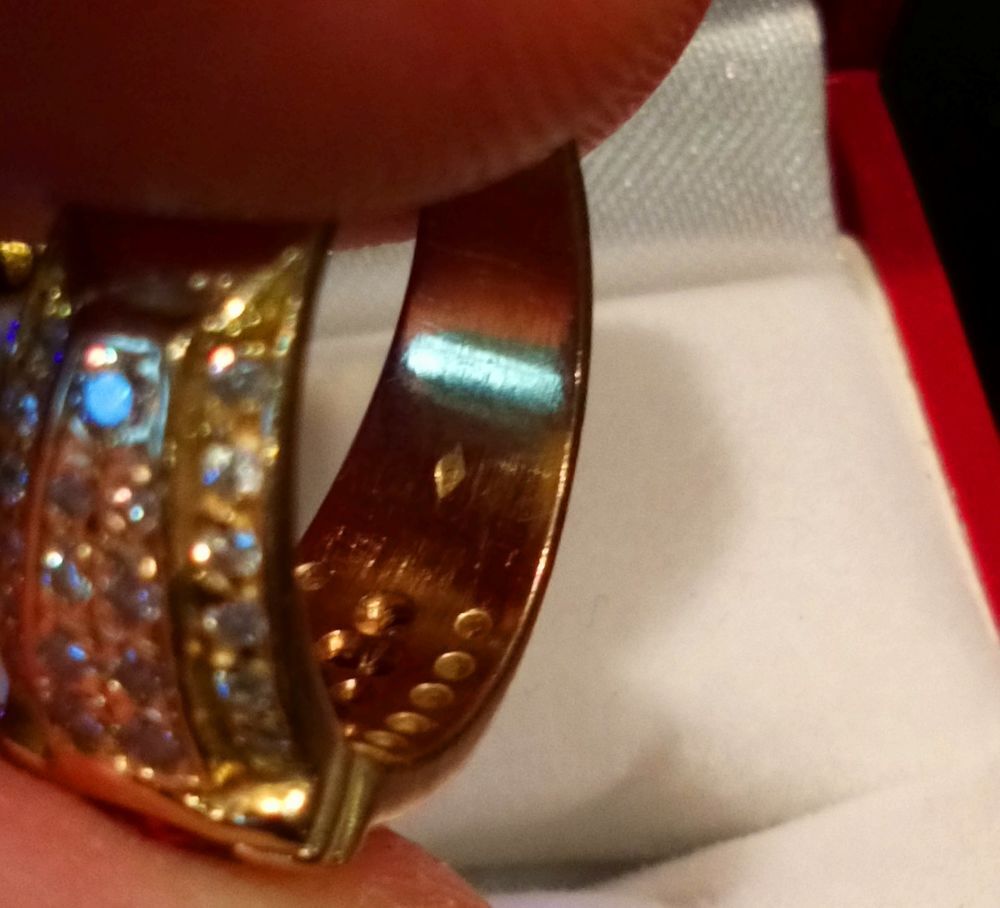 Bague Korloff avec rubis et 42 diamants. Bijoux et montres
