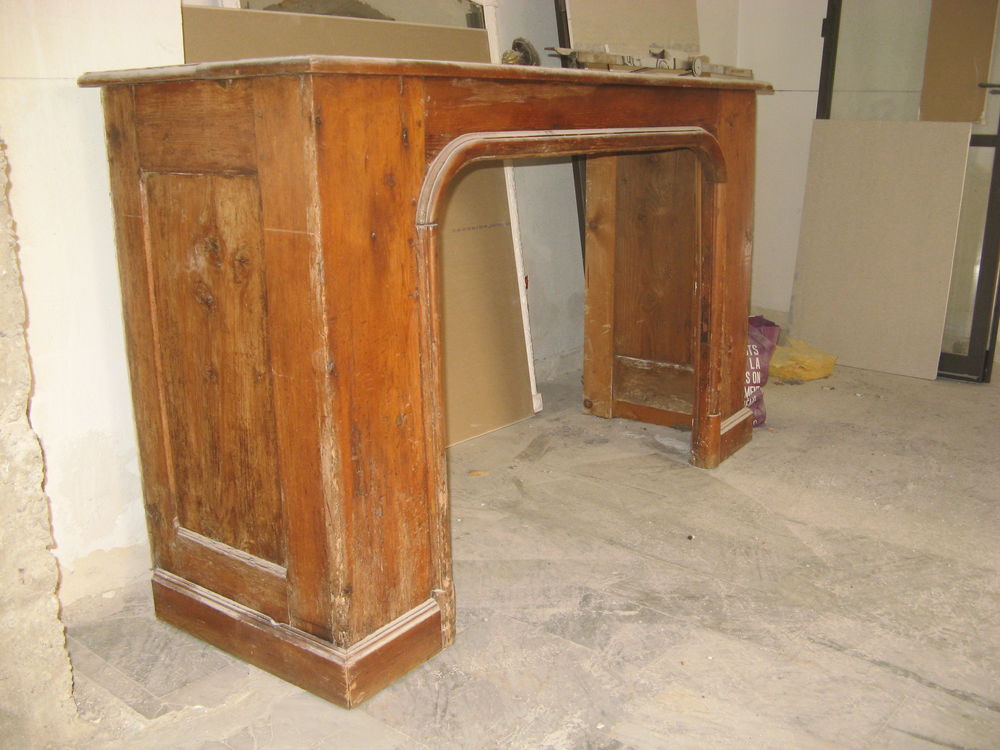 Habillage bois de chemin&eacute;e.
Décoration