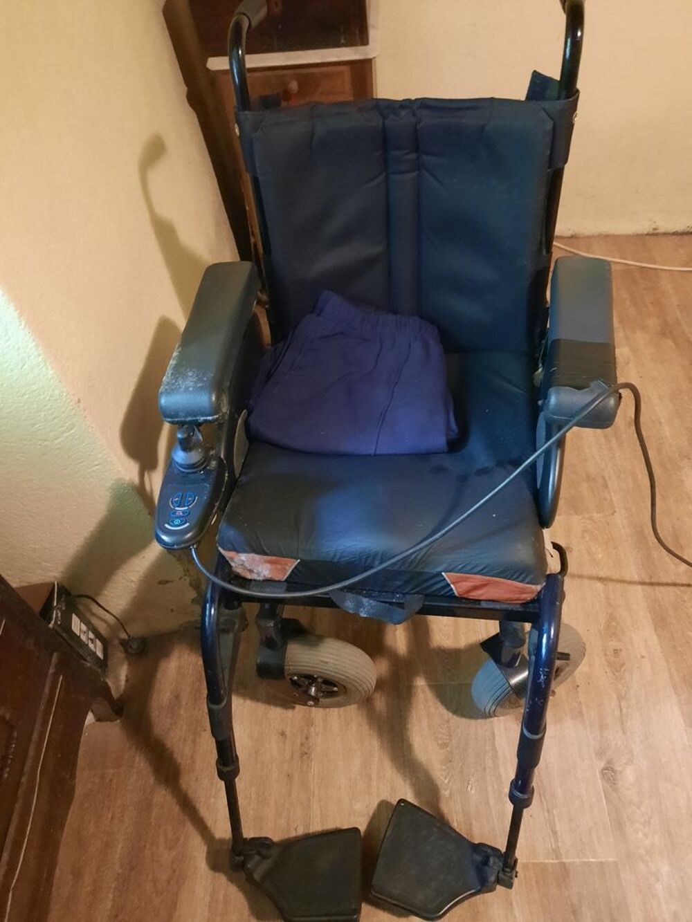 FAUTEUIL ELECTRIQUE POUR PERSONNE A MOBILITE REDUITE Vélos