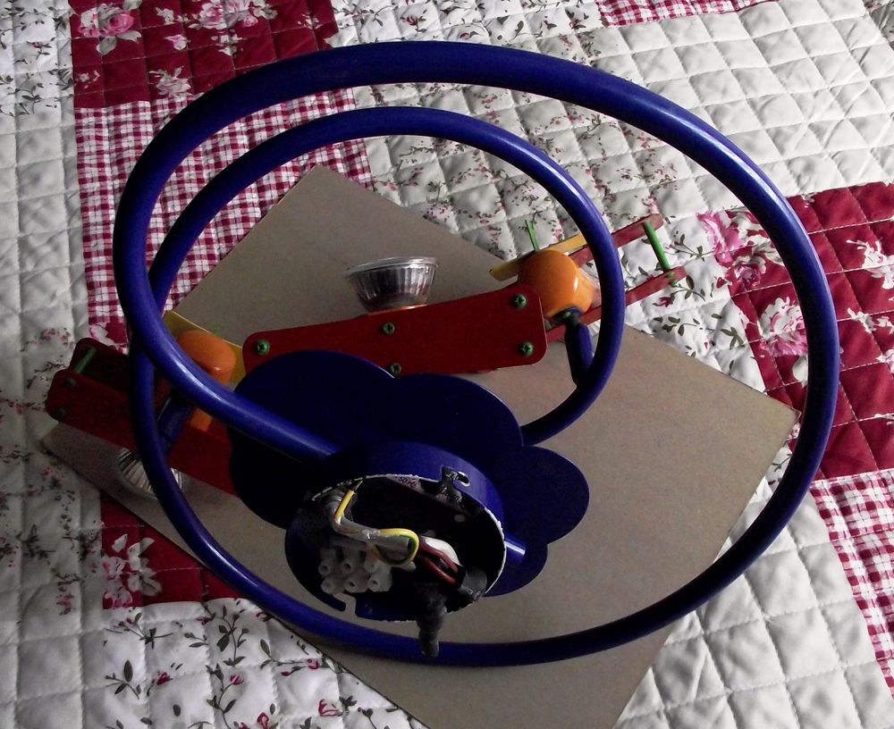 Plafonnier spirale bleu avec 3 avions rouge Décoration