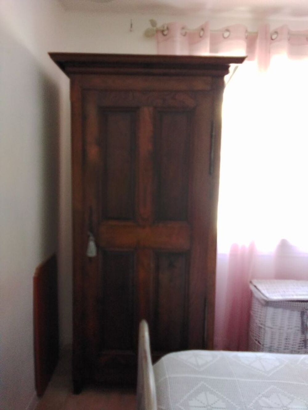  
BONNETIERE TRES ANCIENNE Meubles