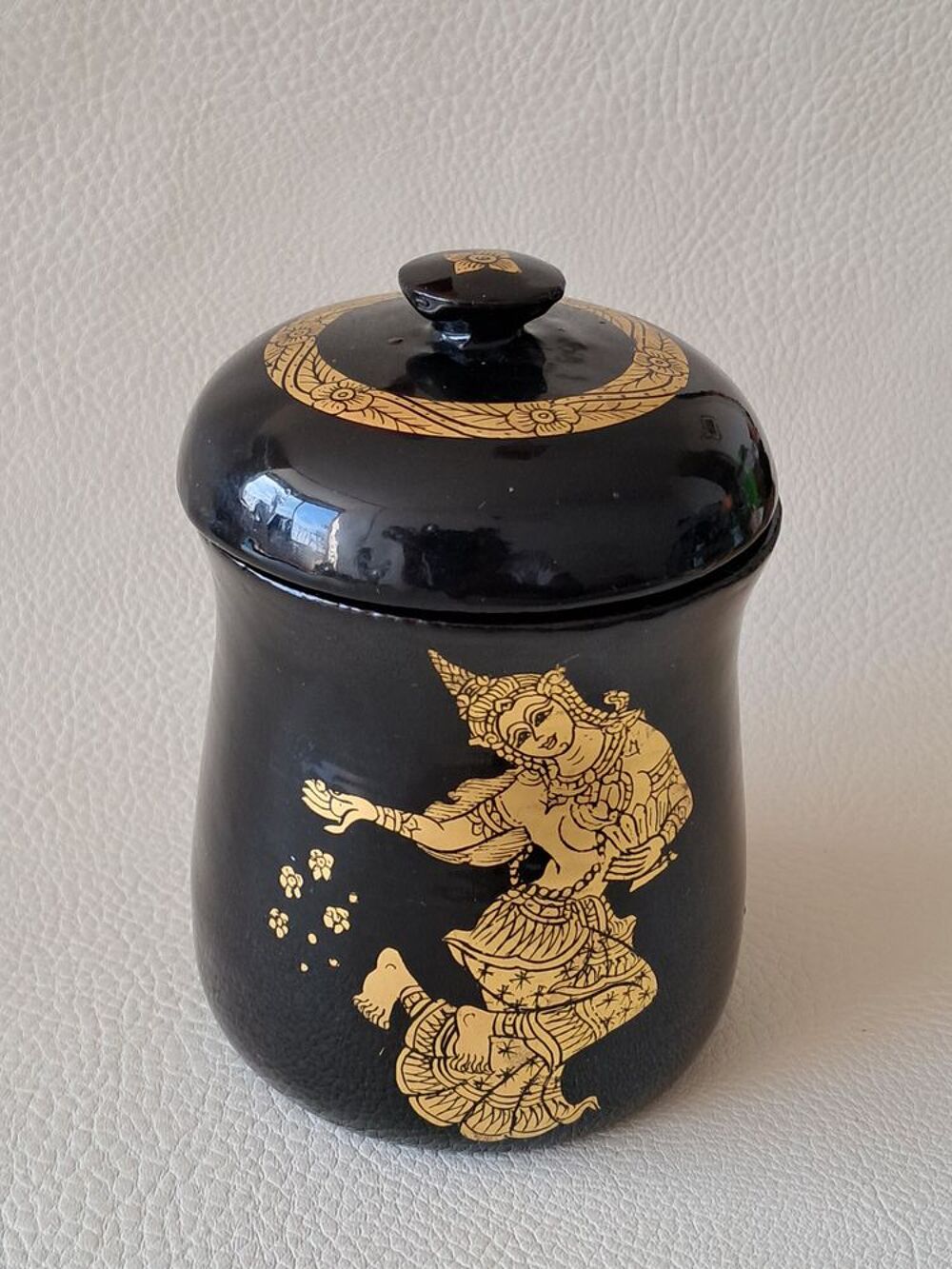 pot bo&icirc;te en bois laqu&eacute; noir et or d&eacute;cor d&eacute;esse asiatique Décoration