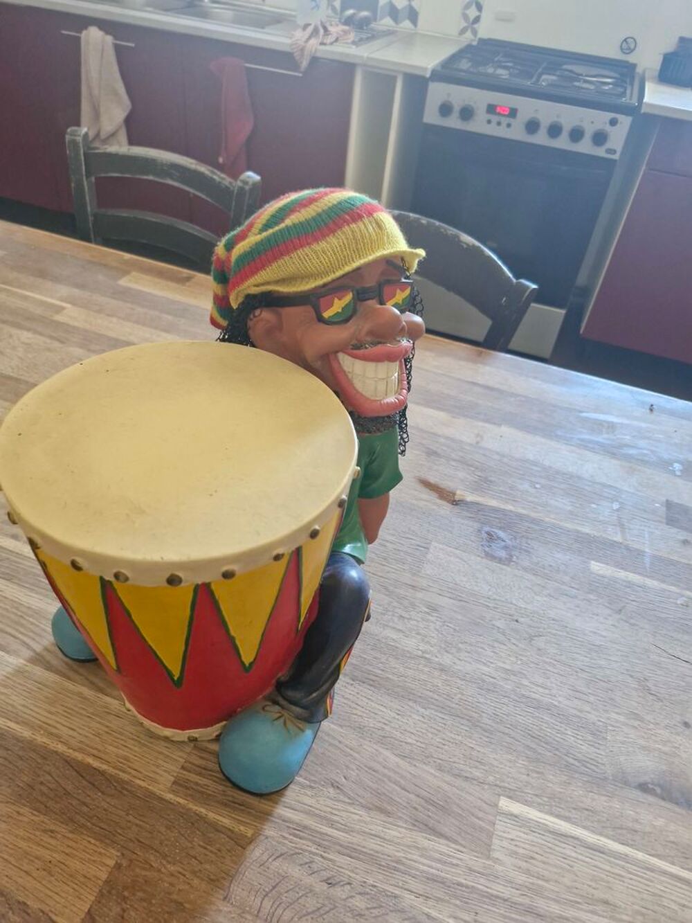 Tabouret d&eacute;coratif rasta avec d'emb&ecirc;ter en resine Décoration