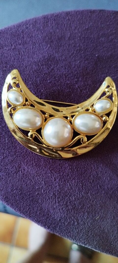 Broche Dorée Aux Motifs Célestes DEMI PERLES BLANCHES 14 Écuisses (71)