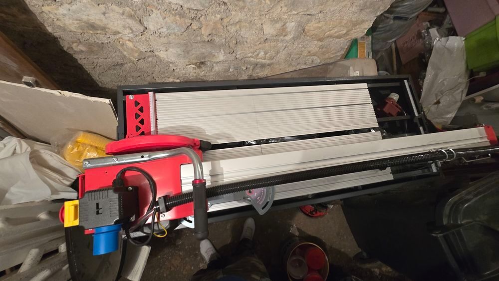Machine &agrave; d&eacute;couper le carrelage. Neuve, n'a jamais servi. Bricolage