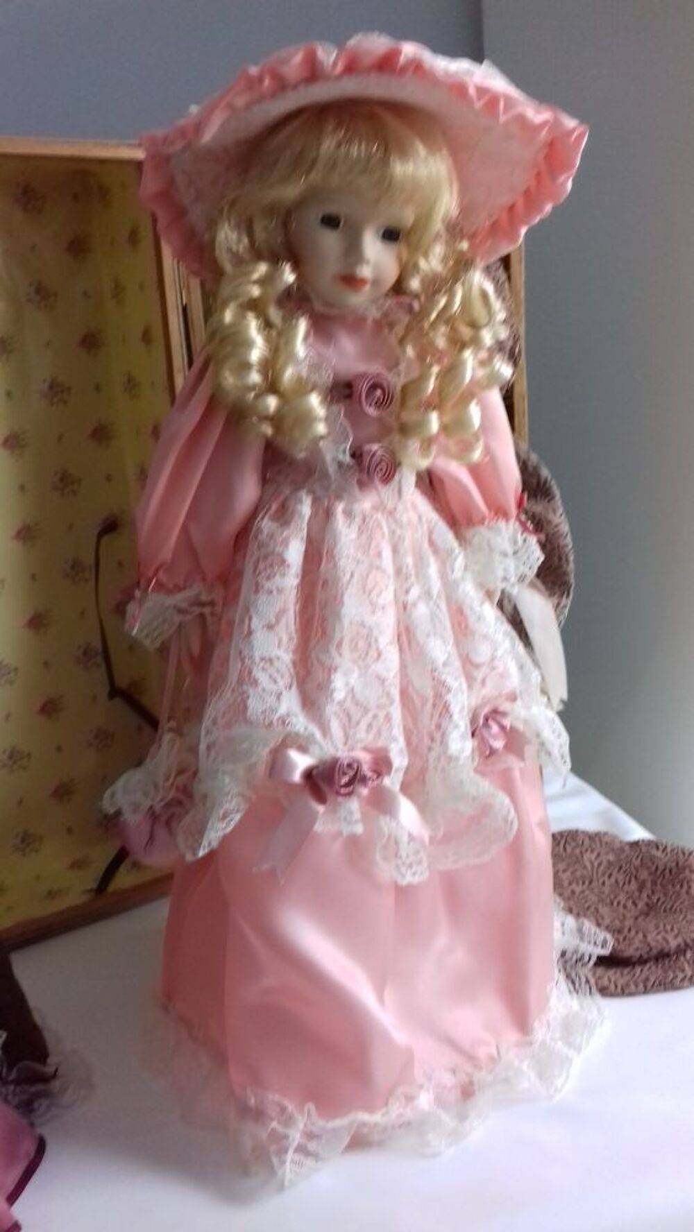 Poup&eacute;e en porcelaine avec son coffret Jeux / jouets
