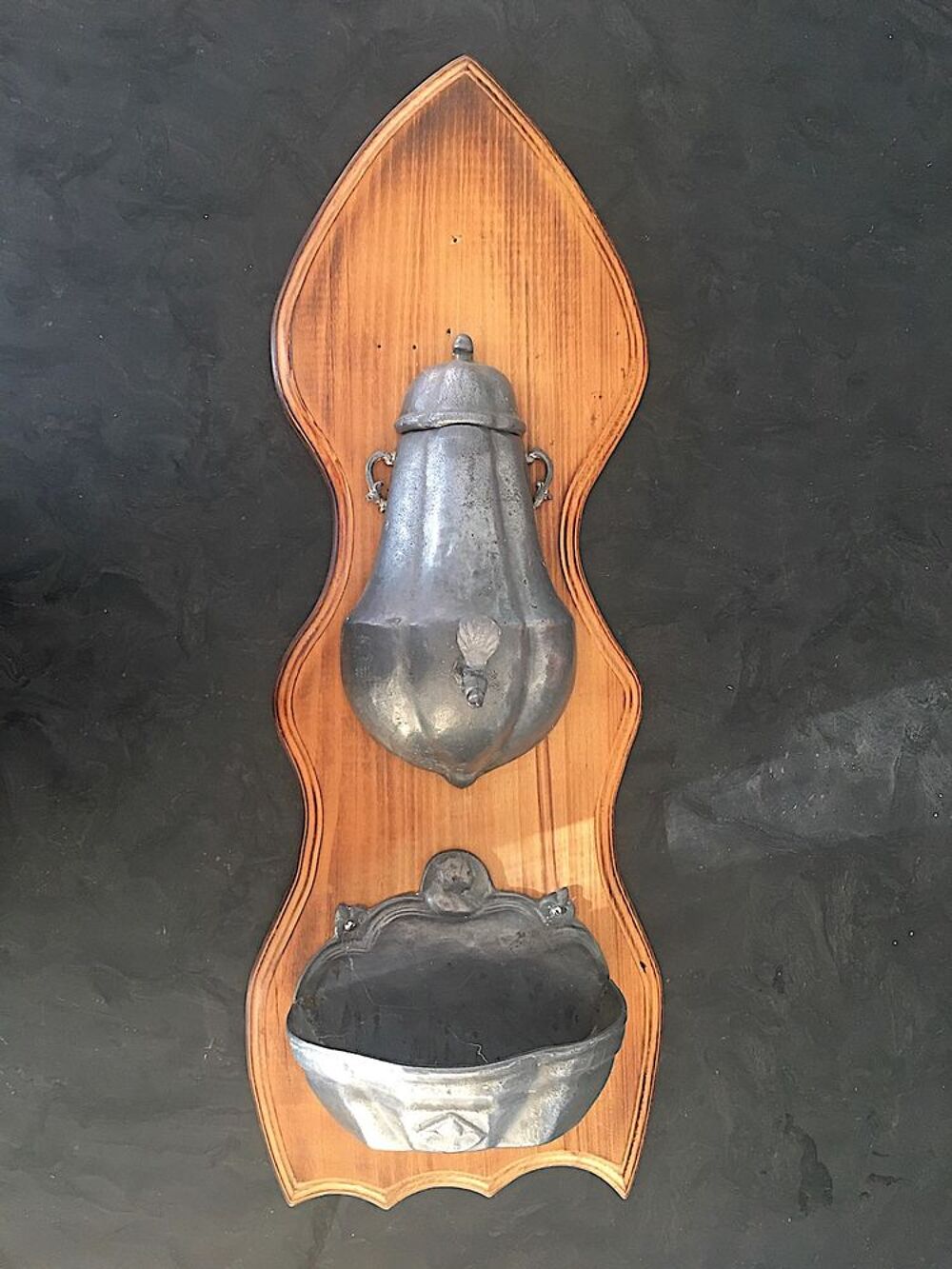 Fontaine murale en etain sur bois Décoration