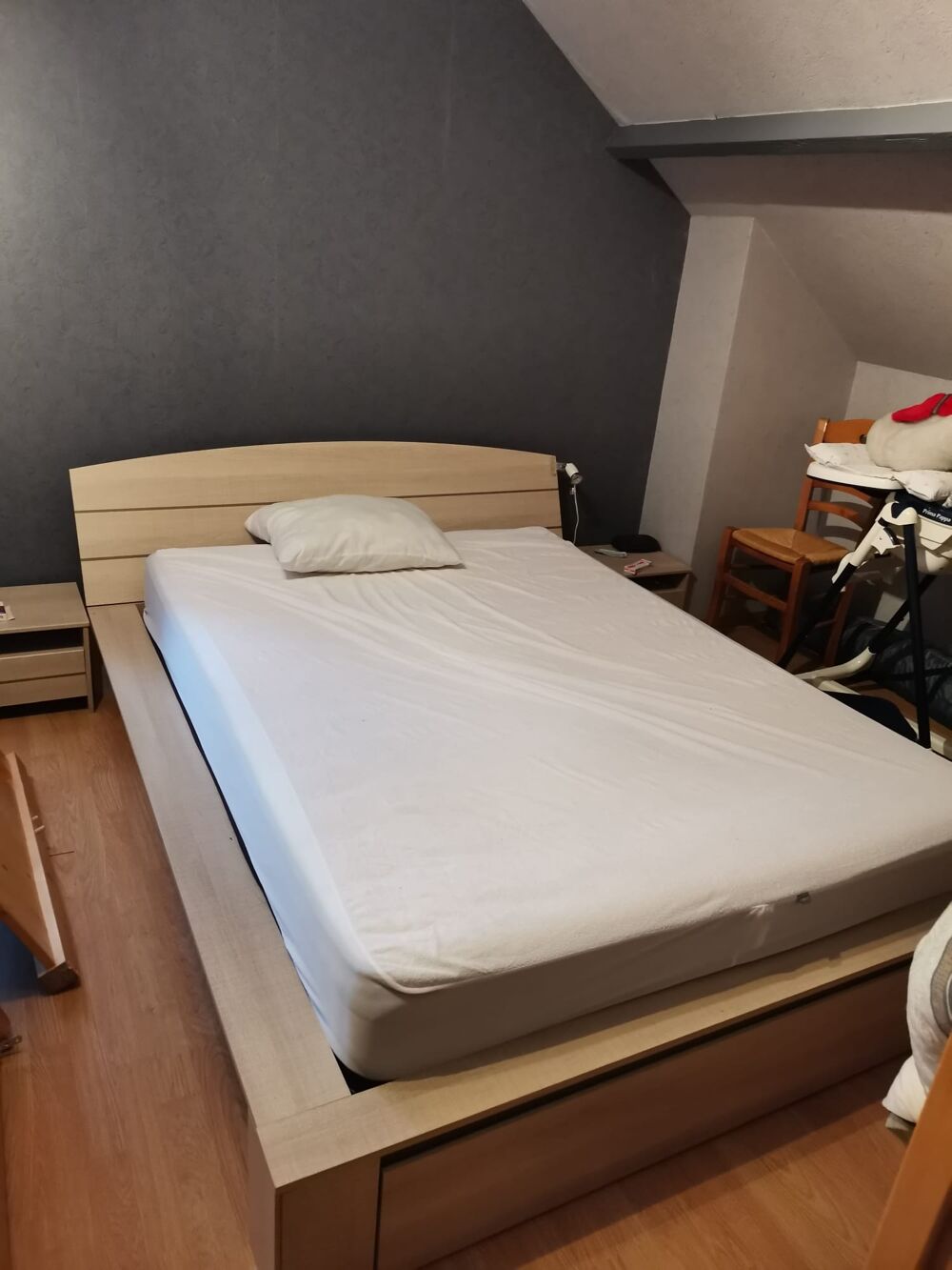 Chambre compl&egrave;te avec deux tables de chevet Meubles