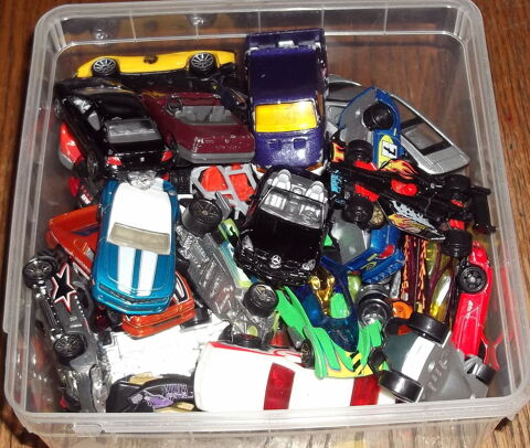 2KG de voitures miniatures differentes marques. 20 Wattrelos (59)