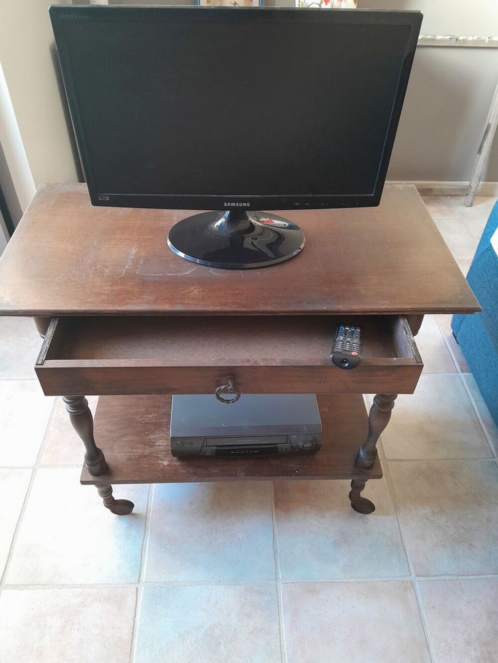 Meuble T.V en bois sur roulettes.
Meubles