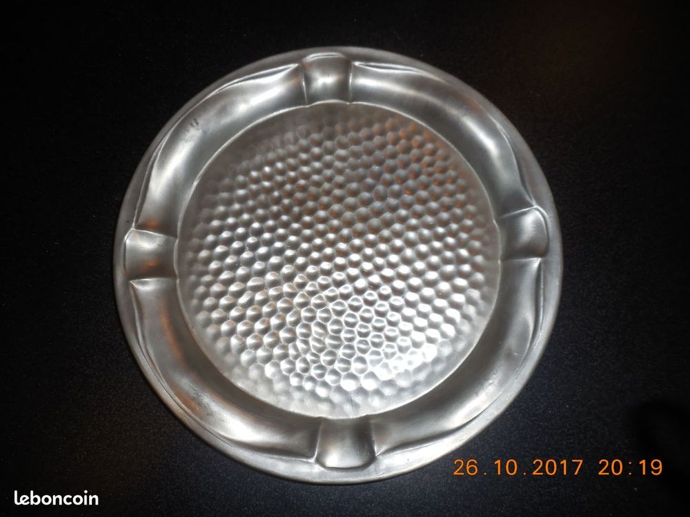 assiette ou plat en &eacute;tain Décoration