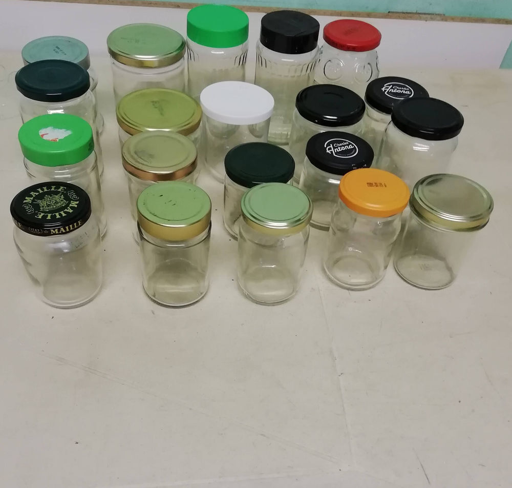 20 pots de confiture de diff&eacute;rentes tailles nettoy&eacute;s Cuisine