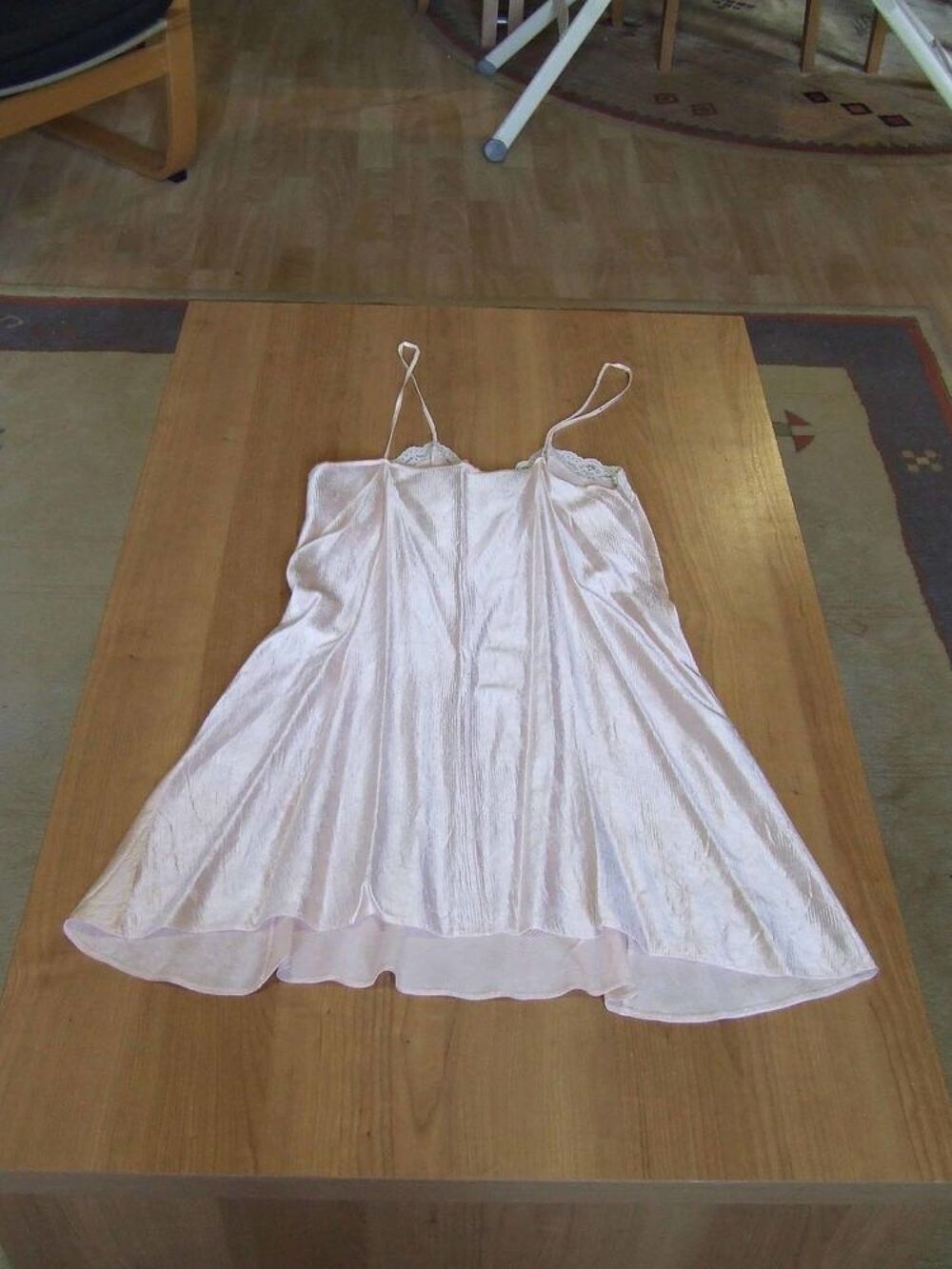 Nuisette satin&eacute;e, C&amp;A, Rose, T. 42, TBE Vêtements