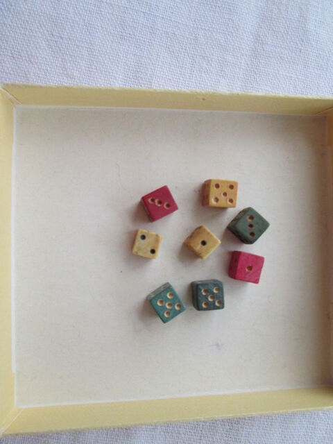 Lot de 8 mini d�s � jouer en bois 8 Chauriat (63)