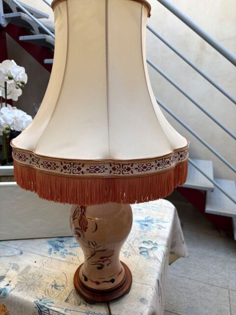 Jolie Lampe salon pied faïence et socle bois 
Monteux (84)