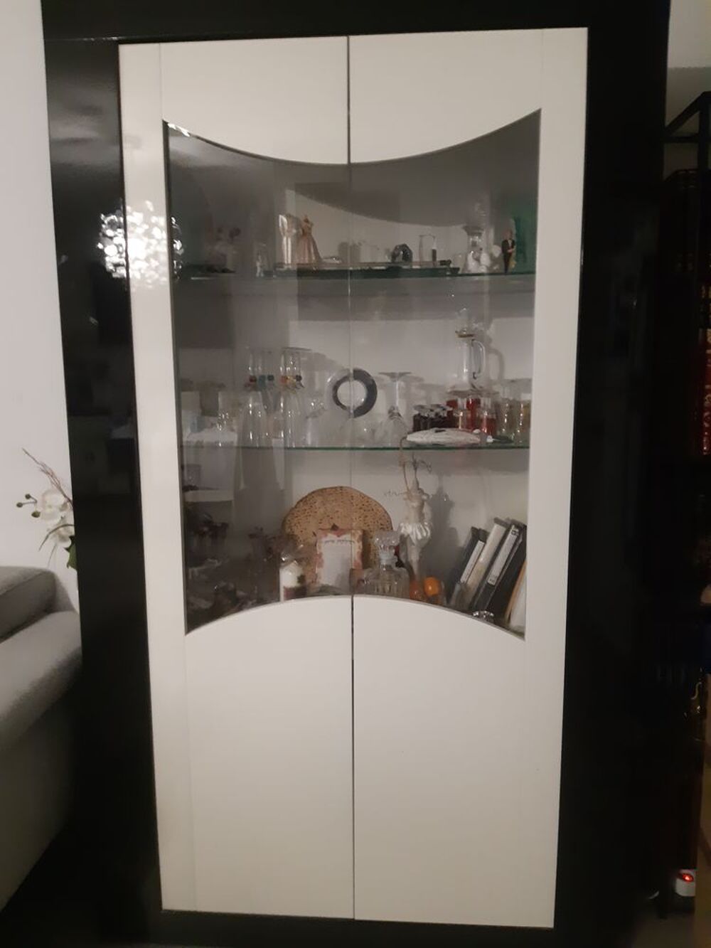 SALLE A MANGER DESIGN LAQUEE NOIRE ET BLANCHE
Meubles