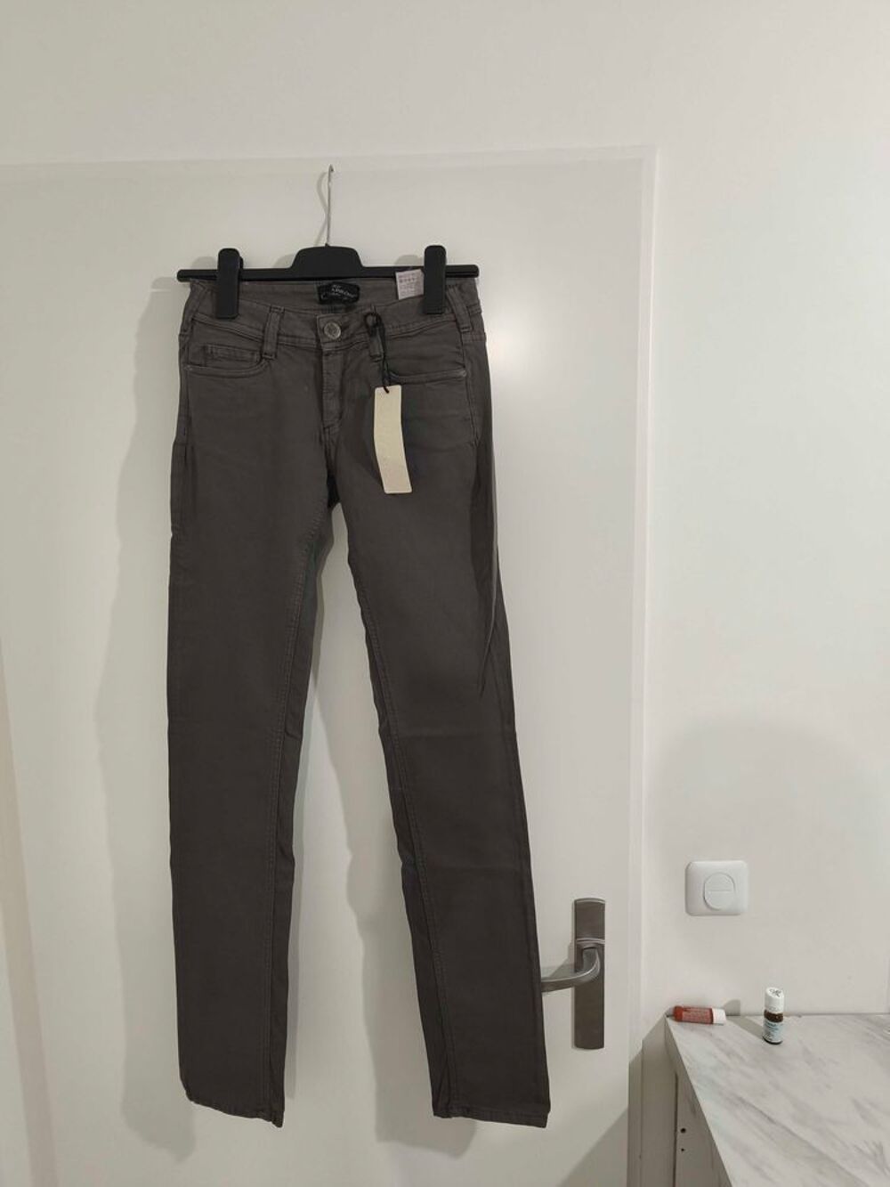 Lot de v&ecirc;tements neufs de diff&eacute;rentes tailles (Diesel, Jeans Cimarron, Wild Woman) Vêtements