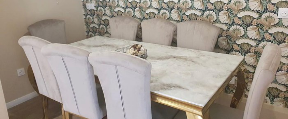 Chaises en velours et table &agrave; manger en marbre Neuves Meubles