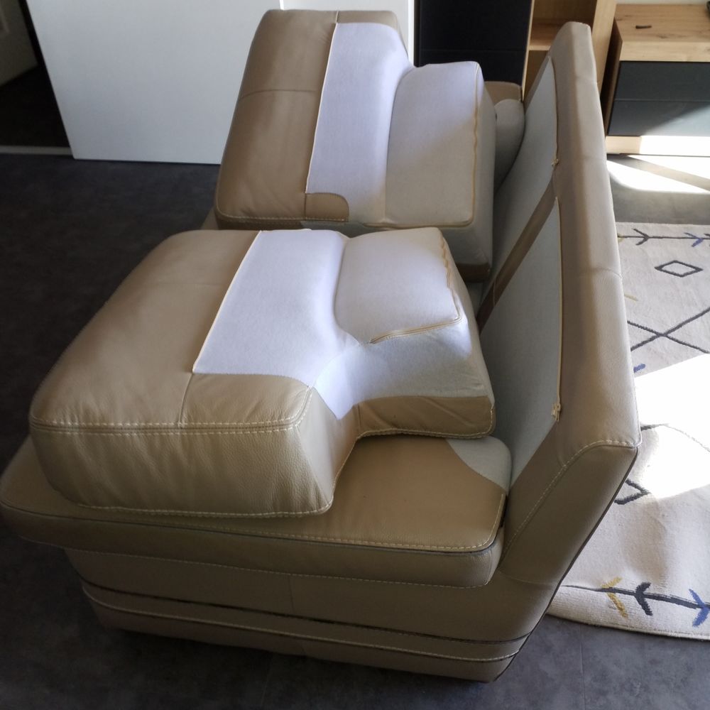 Canap&eacute; 2 places en cuir gris-beige, tr&egrave;s bon &eacute;tat Meubles