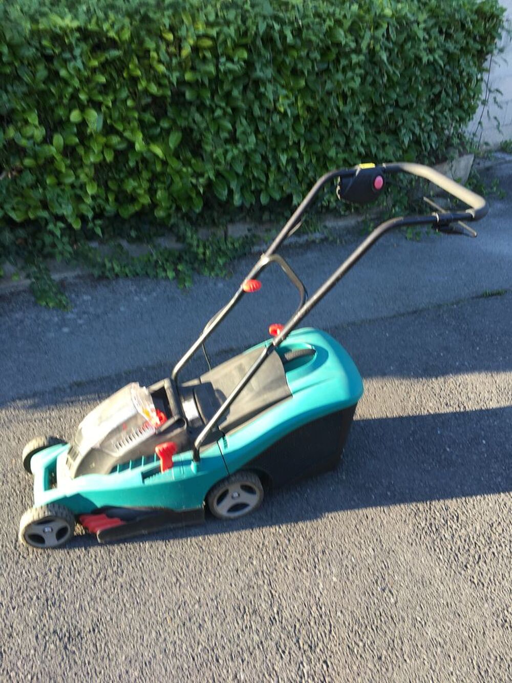 une Tondeuse BOSCH haute Gamme sans fil Jardin