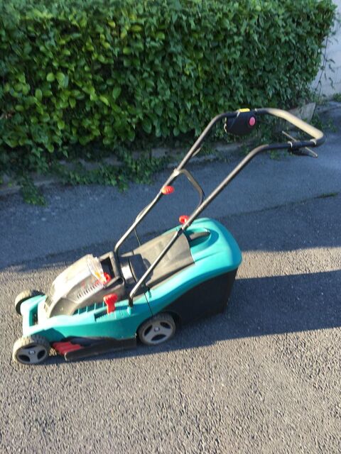une Tondeuse BOSCH haute Gamme sans fil 150 Persan (95)