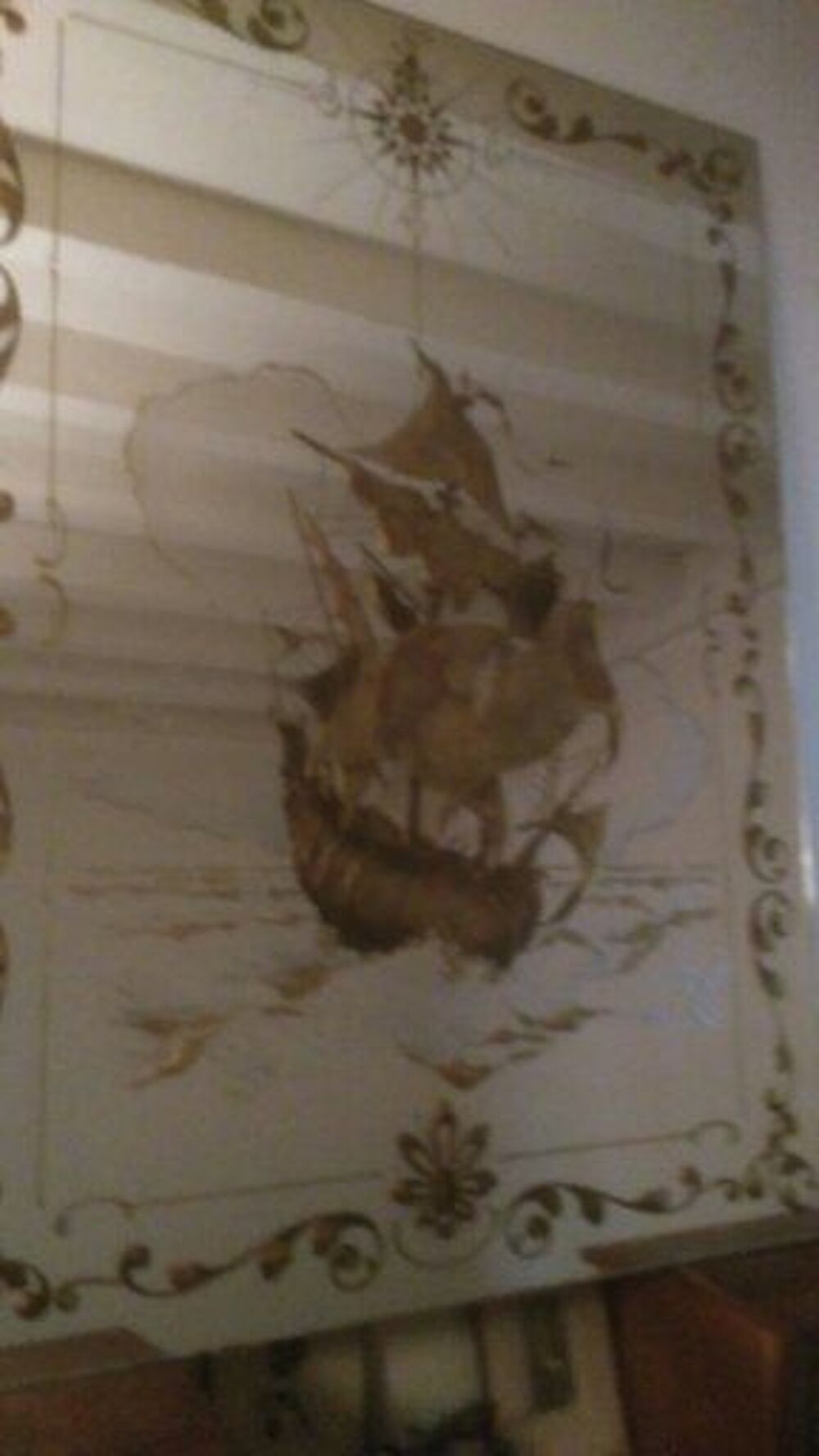 Grand miroir eglomise, d&eacute;cor caravelle.
D�coration