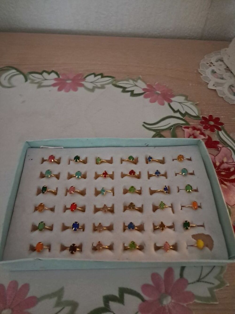 Lot de 36 bagues avec pierre color&eacute;es pour enfants Bijoux et montres