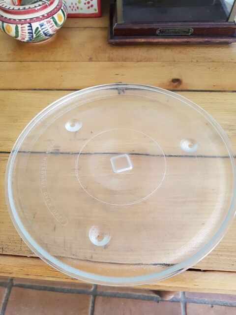 Plateau rond en verre de diamètre 28 cm pour micro ondes.
8 Mouxy (73)