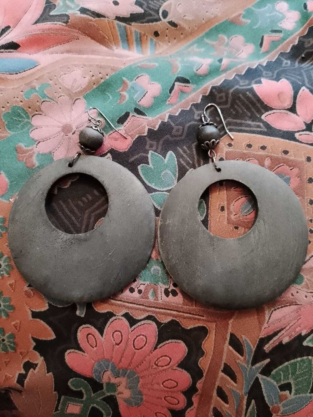 boucles d'oreilles en bois l&eacute;ger noir sur m&eacute;tal argent&eacute;. Bijoux et montres