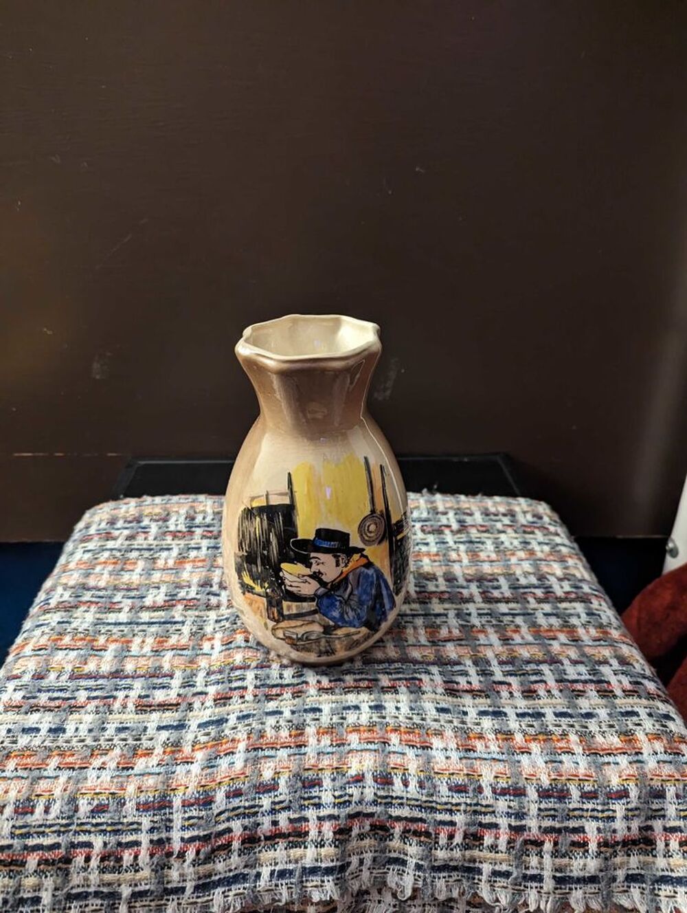 Joli vase vintage avec sc&egrave;ne peinte &agrave; la main Décoration