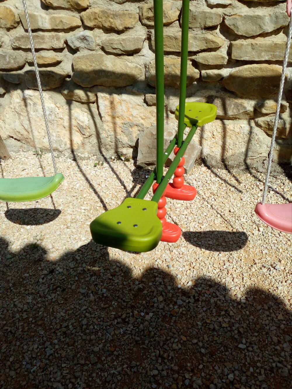 grand portique ,avec 4 agres ,dont trois jamais servis. Jeux / jouets