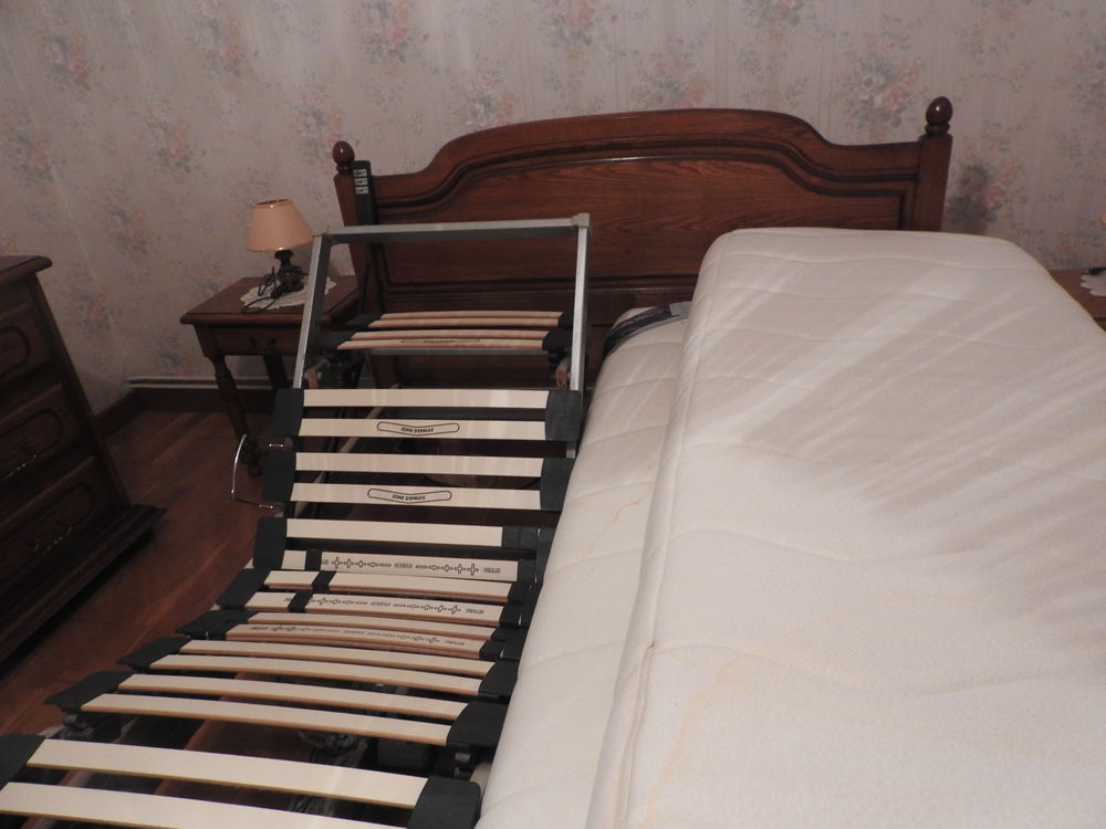 chambre &agrave; coucher compl&egrave;te en ch&ecirc;ne clair. Meubles