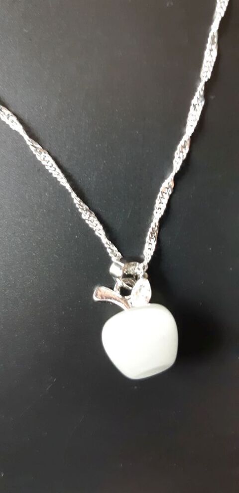 Pendentif Pomme en Quartz Blanc et Argent avec chaine 12 La Seyne-sur-Mer (83)
