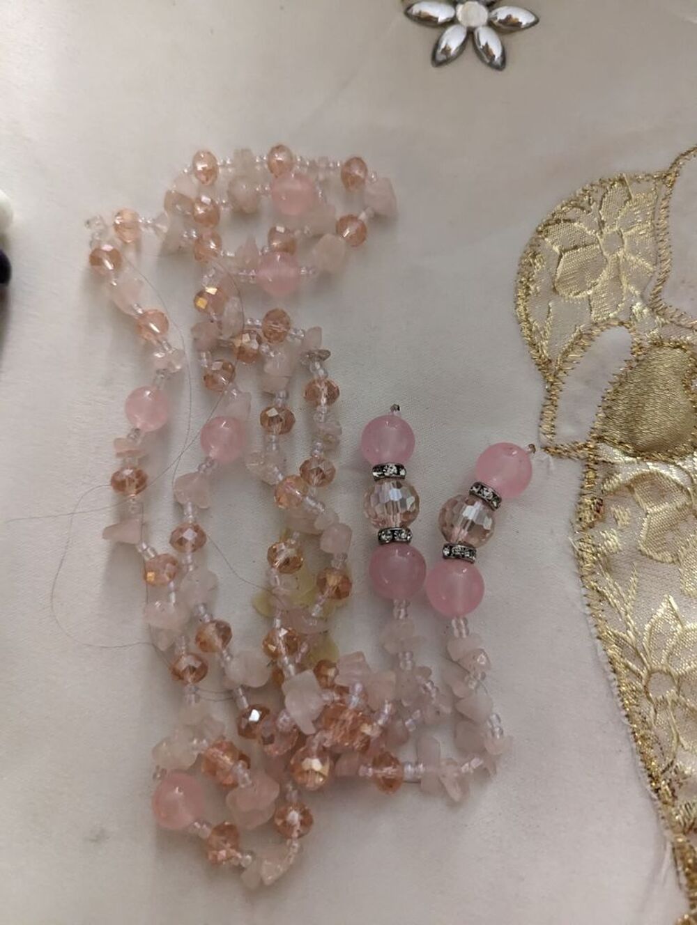 Collier rose et blanc Bijoux et montres