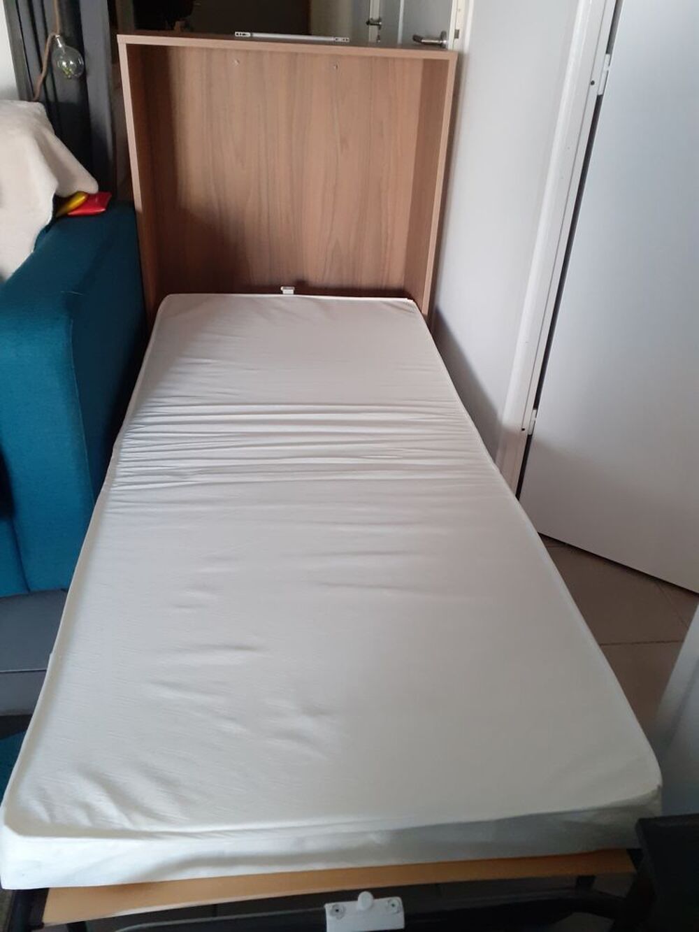 Lit escamotable gain de place avec matelas . Meubles