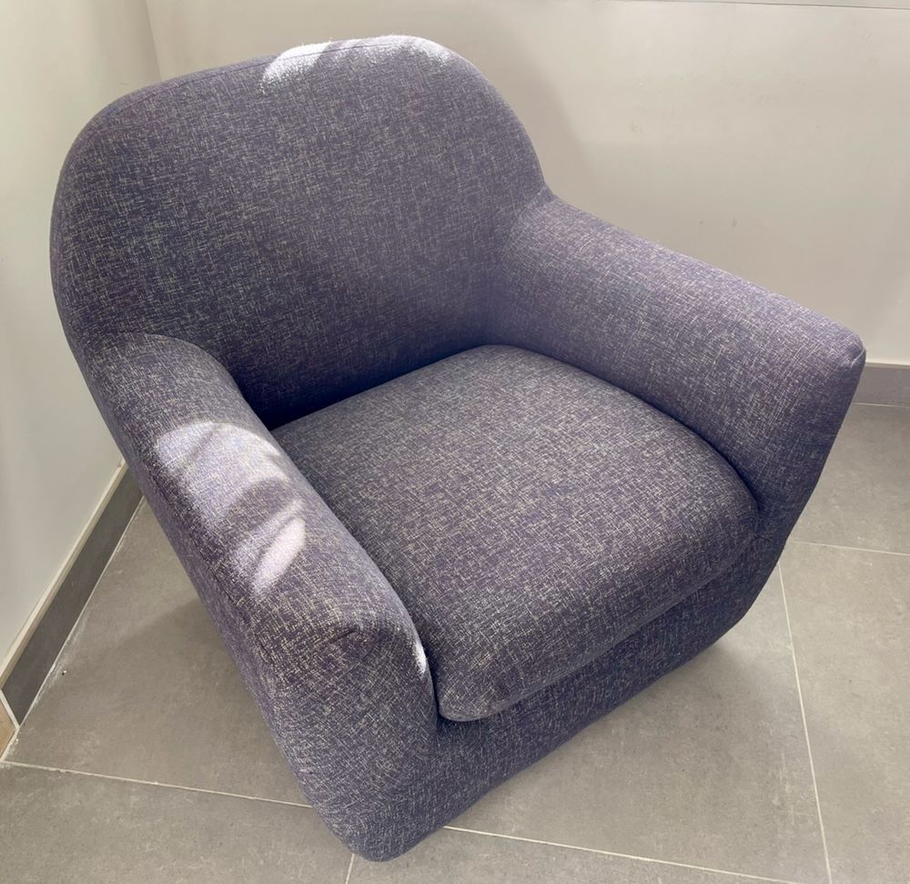canap&eacute; cuir noir, table, fauteuils, machine &agrave; coudre Meubles