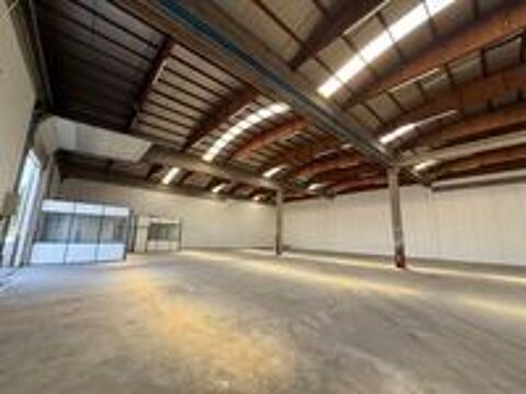   SAINT PRIEST DAUPHIN� : LOCAL 810 M2 A SAISIR 