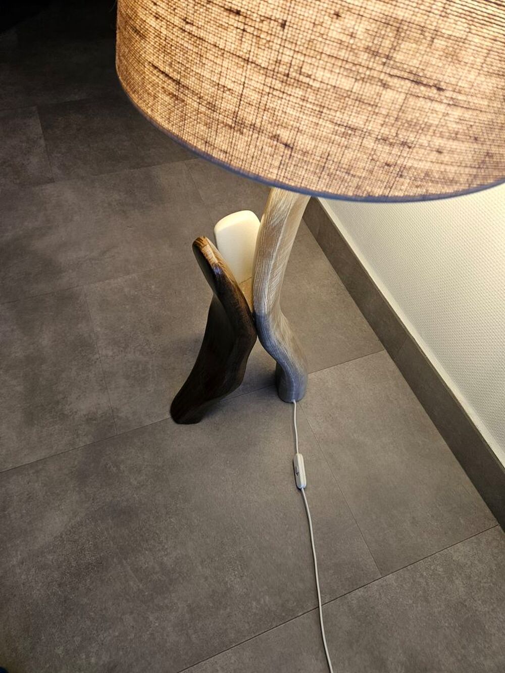 Lampe de table tr&eacute;pied en bois avec abat-jour beige Dcoration