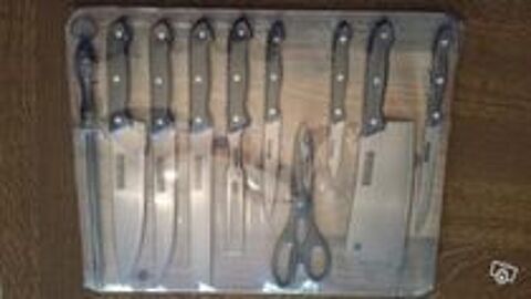 10 couteaux diff�rents de cuisine neufs et autres 40 M�rignies (59)