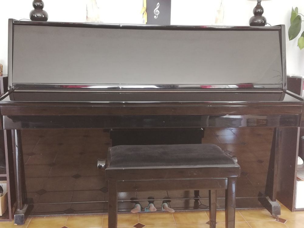 Piano droit d'&eacute;tude, de marque CHERNY. Instruments de musique