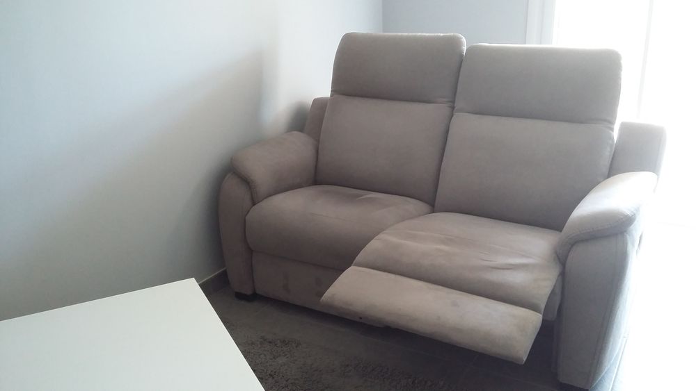 2 canap&eacute;s deux places alcantara gris : 2500 euros l'ensemble Meubles