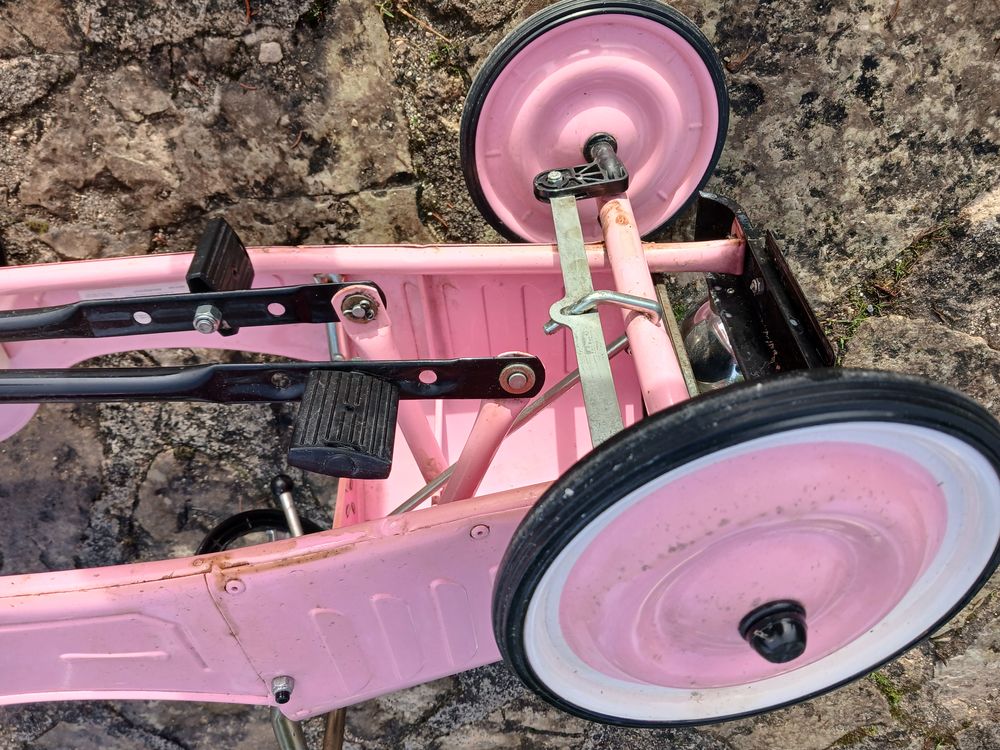 VOITURE &agrave; p&eacute;dales Jeux / jouets