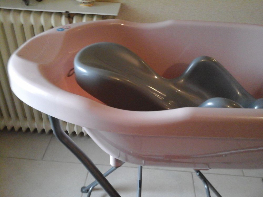 
baignoire rose avec si&egrave;ge nouveau n&eacute; Puériculture