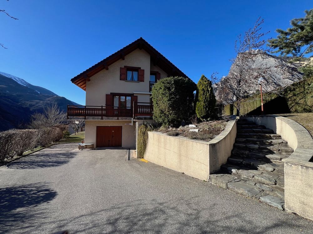 Vente Maison SAINT MARTIN DE LA PORTE Superbe maison de 160 m2 dotée d'un sous-sol complet de 100 m2 supplémentaires, offrant une vue panoramique et très ensoleillée sur l'ensemble des massifs montagneux environnants Saint-martin-de-la-porte