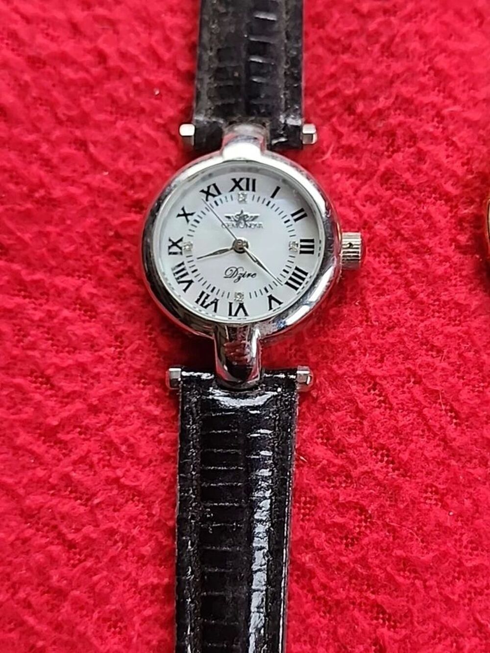 Lot De 2 Montres Femmes 1 Gemonova Les 2 Hs Piles
Bijoux et montres