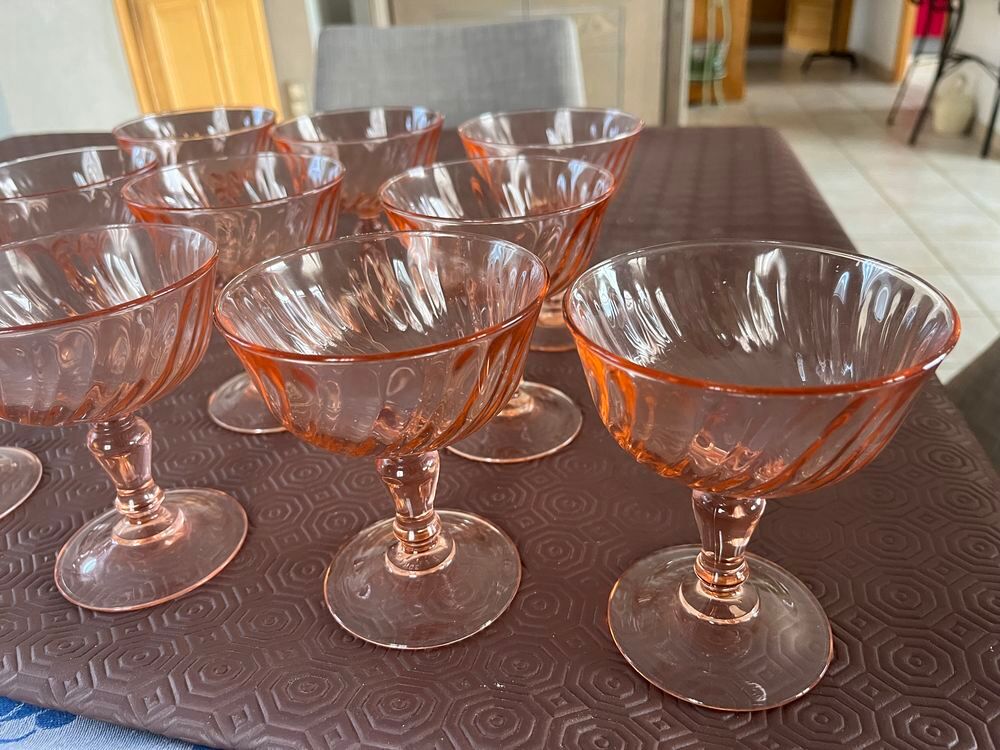 1 lot de 10 coupes &agrave; champagne en verre torsad&eacute; ros&eacute; Cuisine