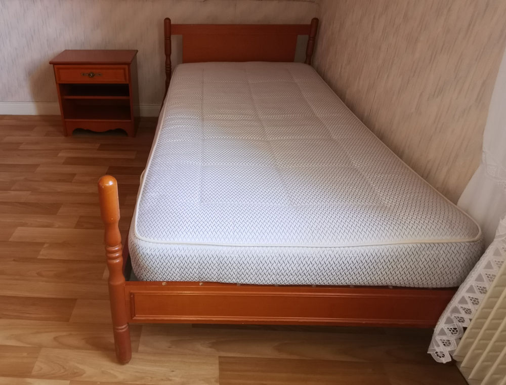 Lit et petit chevet en bois Meubles